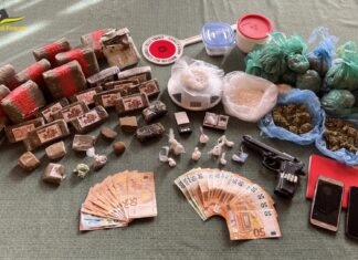 Siena, parrucchiere con droga nel salone. Arrestato Droga e soldi sequestrati dalla Guardia di Finanza a un parrucchiere a Siena