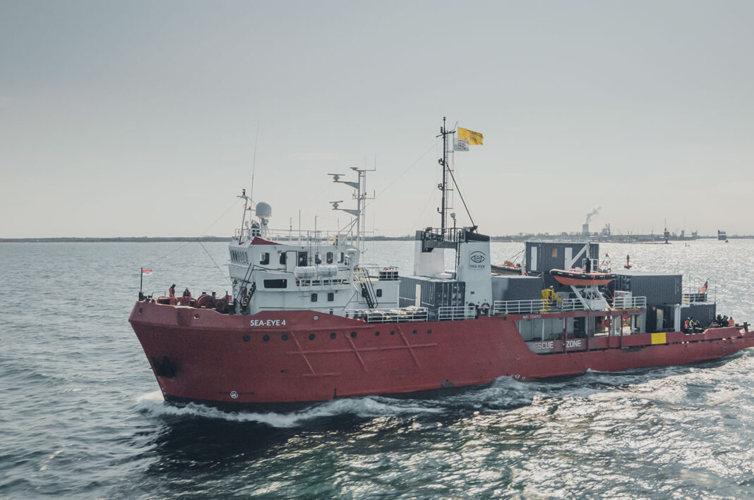 La nave Ong Sea Eye 4 in arrivo con Life Support di Emergency nel porto di Livorno