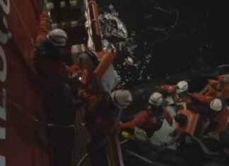 Emergency: “A Livorno con 142 naufraghi salvati nella notte” Operazione di salvataggio di Life Support Emergency dei migranti in arrivo nel porto di Livorno