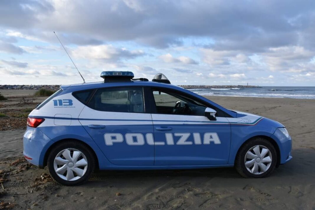 La Polizia di Pisa al lavoro con la Scientifica per ricostruire l'identità dei due cadaveri restituiti dalle mareggiate a pochi giorni di distanza