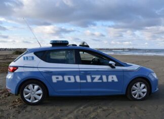 Pisa, secondo cadavere alla foce del Serchio La Polizia di Pisa al lavoro con la Scientifica per ricostruire l'identità dei due cadaveri restituiti dalle mareggiate a pochi giorni di distanza