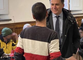 Pisa, pranzo di Natale per le persone in difficoltà Il pranzo di Natale con il sindaco di Pisa Michele Conti