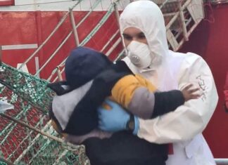 Livorno, arrivo migranti. Pd: “Disumano ritardare sbarchi” Anche bambini a bordo della nave Ong Life Support di Emergency sbarcata nel porto di Livorno