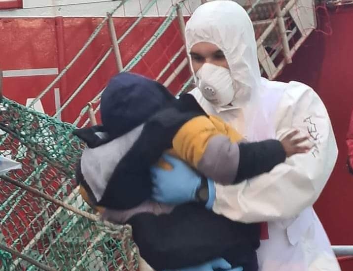 Anche bambini a bordo della nave Ong Life Support di Emergency sbarcata nel porto di Livorno