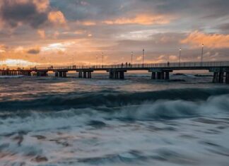 Marina di Massa, cadavere in mare vicino al pontile Il pontile di Marina Massa dove è stato ritrovato il cadavere di un uomo