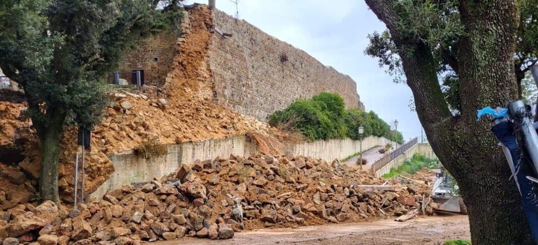 Il cedimento delle mura medievali di Massa Marittima, provincia di Grosseto