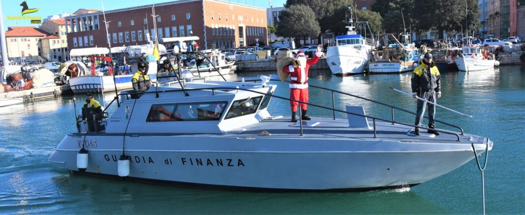 A Livorno Babbo Natale della Guardia di Finanza con i doni per i bambini