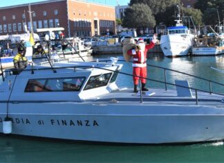 A Livorno Babbo Natale di GdF è arrivato dal mare A Livorno Babbo Natale della Guardia di Finanza con i doni per i bambini