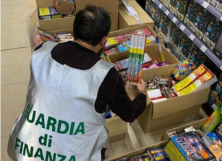 Arezzo, sequestrati 500 chili di fuochi d’artificio in negozio Sequestro di materiale pirotecnico in un negozio di Arezzo