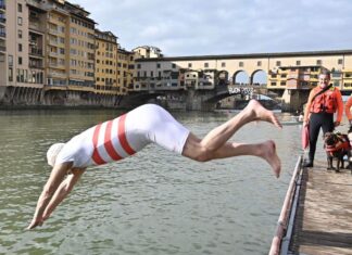 Il presidente di Regione si tuffa in Arno a Capodanno Tradizionale tuffo in Arno per Eugenio Giani, presidente Regione Toscana