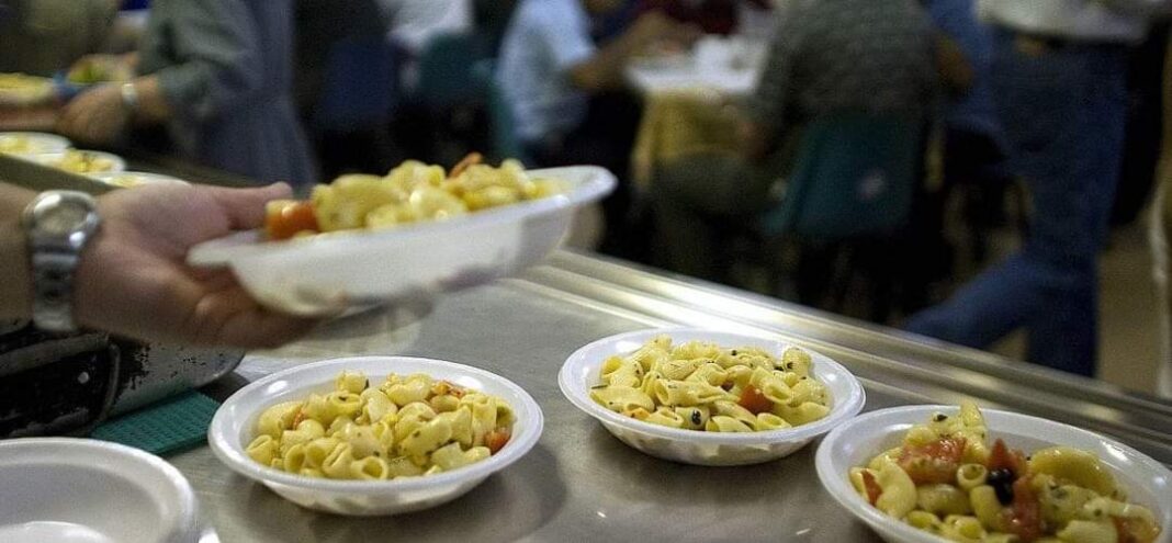 Pranzo di Capodanno preparato dai detenuti del carcere di Siena per gli ospiti della mensa Caritas