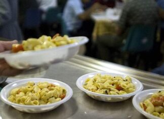 Siena, i detenuti preparano il pranzo di Capodanno per Caritas Pranzo di Capodanno preparato dai detenuti del carcere di Siena per gli ospiti della mensa Caritas