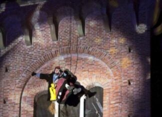 Arriva la Befana. Ecco gli appuntamenti in Toscana La Befana scende dal campanile della Collegiata a Empoli