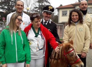 Arezzo, Befana biodiversità in pediatria con Pedro Il pony Pedro con la Befana della biodiversità dai bambini ricoverati in ospedale ad Arezzo