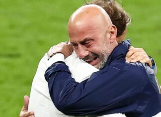 Addio a Gianluca Vialli. Il calcio piange un grande campione Gianluca Vialli abbraccia l'amico fraterno Roberto Mancini. Il campione si è spento a Londra. La lotta con tumore al pancreas