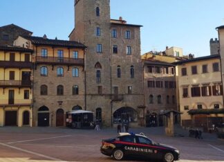 Arezzo, spara al vicino che lo assalta con ruspa. Un morto I carabinieri indagano sull'omicidio a San Polo, Arezzo