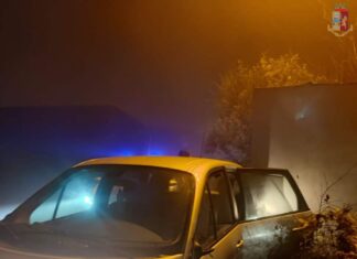 Chiusi, non si fermano ad alt e sfondano casello: presi L'auto con a bordo due uomini che non si è fermata all'alt della Polizia a Chiusi