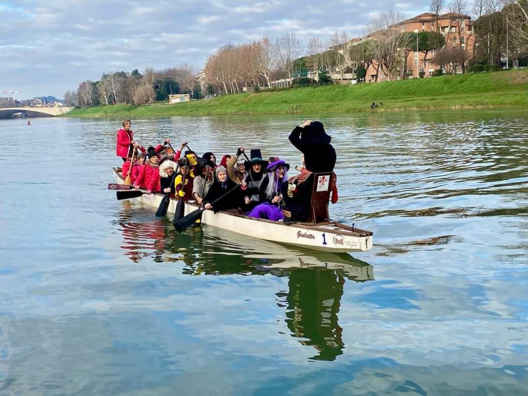 La Befana dei Canottieri Comunali di Firenze è arrivata vogando in Arno