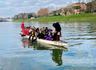 A Firenze la Befana porta le calze ai bimbi vogando in Arno La Befana dei Canottieri Comunali di Firenze è arrivata vogando in Arno