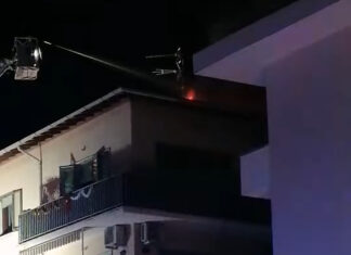 Rosignano Solvay, a fuoco appartamento. Uomo ustionato Operazioni di spegnimento dell'incendio scoppiato nell'edificio a Rosignano Solvay