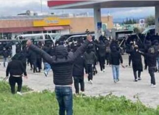 Arezzo, scontri tra centinaia ultras di Napoli e Roma. Un ferito Domenica di guerriglia tra ultras di Roma e Napoli all'altezza di Arezzo