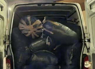 Firenze, smaltimento illecito di scarti tessili. Denunciati Il furgone fermato da Polizia Municipale con nove quintali di scarti tessili