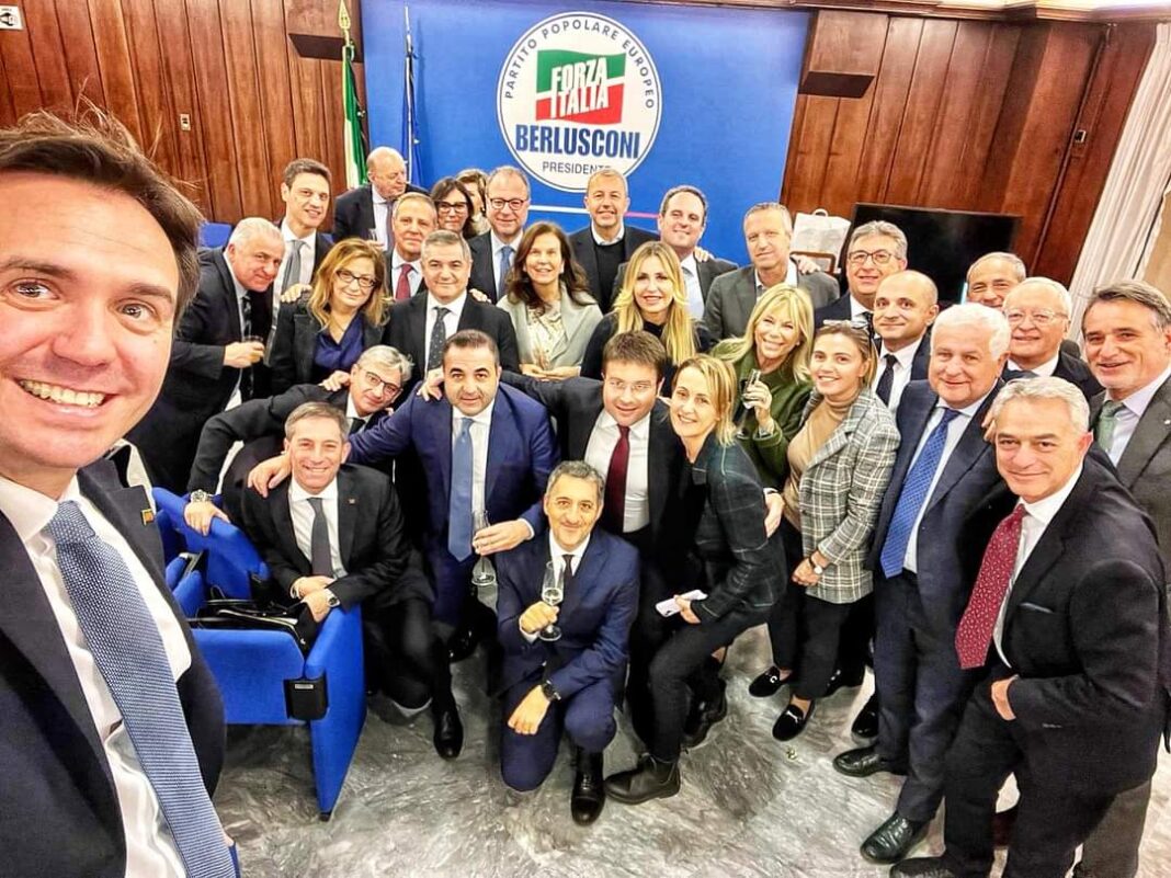 La deputata Chiara Tenerini con il gruppo parlamentare di Forza Italia