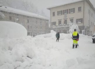 Badia Tedalda, frazioni isolate senza luce. Il sindaco spala la neve Oltre un metro di neve nel Comune di Badia Tedalda. Protezione Civile al lavoro