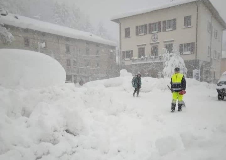 Oltre un metro di neve nel Comune di Badia Tedalda. Protezione Civile al lavoro