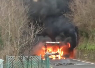 Barga, in fiamme due autobus di studenti. Ragazzi incolumi Il bus in fiamme sulla strada provinciale nel Comune di Barga