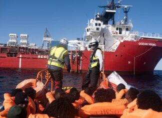 Ocean Viking verso il porto di Carrara. A bordo 95 migranti