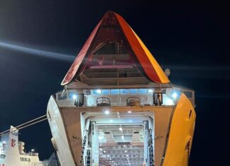Portoferraio, traghetto si schianta contro molo. Ci sono feriti Il traghetto Oglasa di Toremar schiantatosi sul molo di Portoferraio