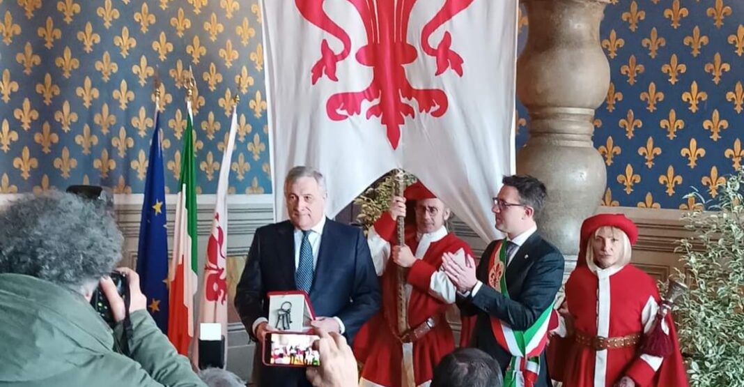 Il sindaco Nardella consegna le chiavi di Firenze al vice premier Tajani