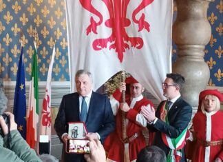 Firenze, consegnate a Tajani le chiavi della città Il sindaco Nardella consegna le chiavi di Firenze al vice premier Tajani