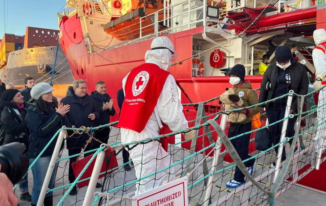 Lo sbarco dei migranti di Ocean Viking nel porto di Marina di Carrara