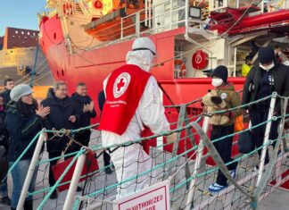 Carrara, i 95 migranti di Ocean Viking in Toscana, Lazio e Marche Lo sbarco dei migranti di Ocean Viking nel porto di Marina di Carrara
