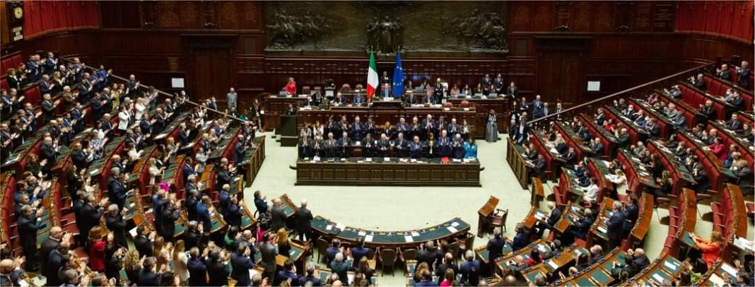 Caos alla Camera dei Deputati per le parole del deputato toscano Donzelli, FdI. Seduta sospesa