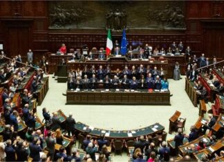 Donzelli accusa il Pd: “Dica se sta con Stato o con mafiosi” Caos alla Camera dei Deputati per le parole del deputato toscano Donzelli, FdI. Seduta sospesa