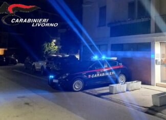 Livorno, la confessione: “Ho ucciso mio padre. Ora mi ammazzo” I carabinieri in via Paganini a Livorno dove è stato ucciso Fabrizio Banti dal figlio