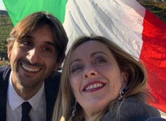 Meloni blinda Donzelli: “Nessun presupposto per dimettersi” Giovanni Donzelli con la premier Giorgia Meloni