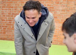 Pisa, i bimbi chiedono una fontanella. Il sindaco li accontenta Il sindaco Michele Conti con i piccoli alunni