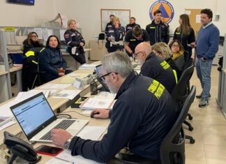 Allerta tsunami revocata. Coc aperti nella notte a Livorno e Grosseto Il centro operativo comunale aperto nella notte a Livorno per allarme rosso tsunami