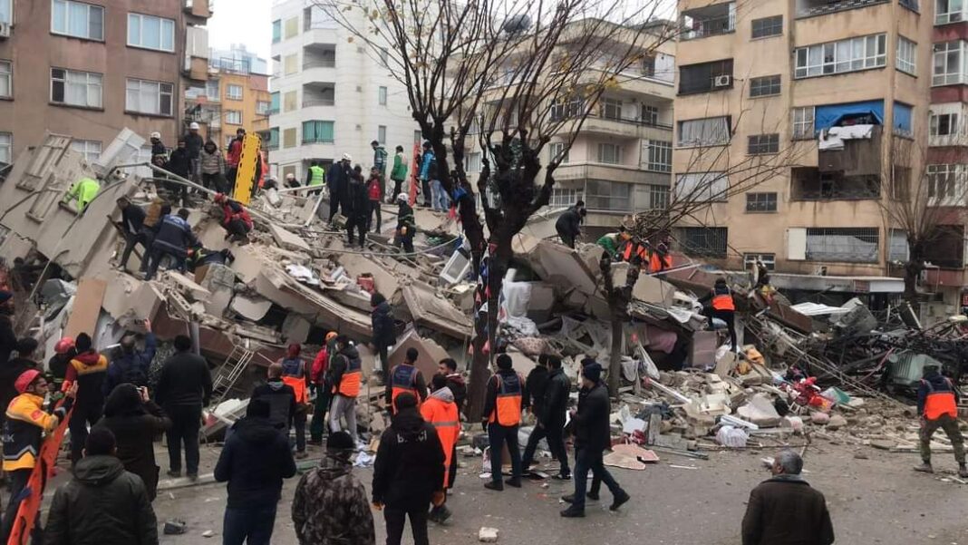 Il violento sisma ha colpito nella notte Turchia e Siria