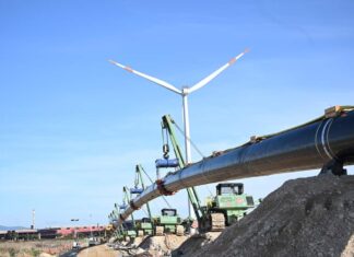 Rigassificatore Golar Tundra a Piombino dipinto di blu Lavori in corso nel porto di Piombino per l'arrivo del rigassificatore da Singapore