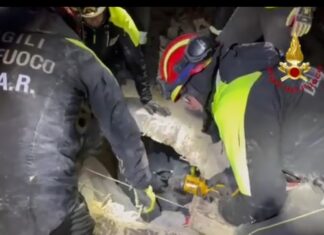 Terremoto in Turchia, i vigili del fuoco toscani tra le macerie Le squadre Usar partite da Pisa al lavoro con i cani