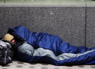 Senzatetto arrestato dopo 17 anni. Rubò 5 euro di cibo a Firenze Senzatetto