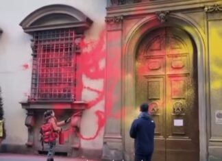 Imbrattato Consiglio regionale Toscana. Assessore Monni: “Colpa mia” Ultima Generazione Firenze