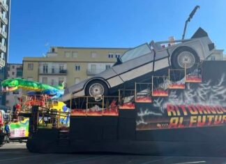 Carnevale Follonica, crolla l’auto di ‘Ritorno al futuro’. Tre feriti Carnevale Follonica