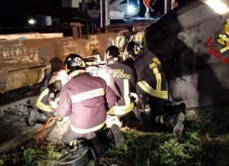 Jsw Piombino, vagone travolge auto. Tragedia sfiorata Vigili del fuoco