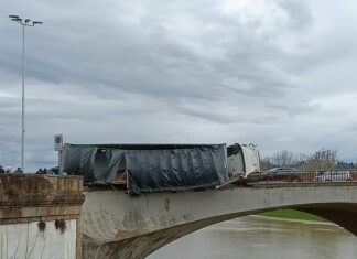 Tir si ribalta su Ponte alla Vittoria a Firenze. In bilico sull’Arno Tir si ribalta su ponte alla Vittoria